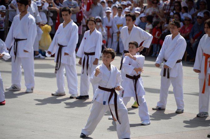19-mayis-ataturk’u-anma-genclik-ve-spor-bayrami-coskuyla-kutlandi-(15).jpg