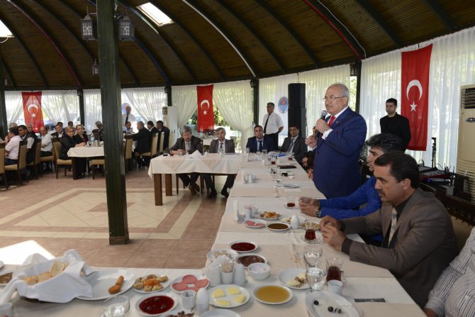 3-baskan-kocamaz-mezitli-ve-toroslar-ilcesi-muhtarlarinin-sorunlarini-dinledi.jpg