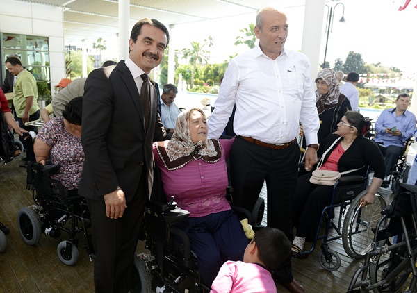 akulu-sandalyeler-sahiplerini-buldu-(7).jpg