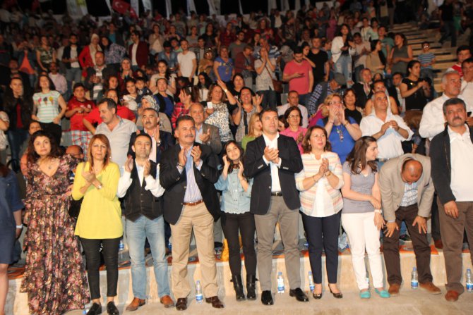 amfi-tiyatro-kubat-ve-folkloramayi-agirladi-(2).jpg