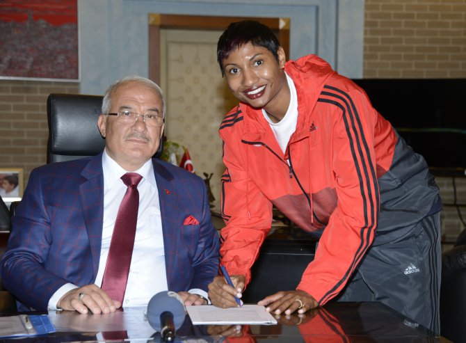 angel-mccoughtry-ile-sozlesme-imzalandi-(2).jpg