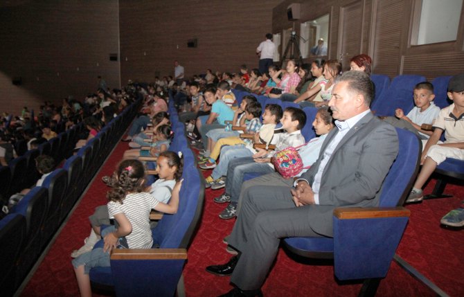 ba-kan-tuna-cocuklarla-birlikte-tiyatro-oyununu-izledi-(2).jpg