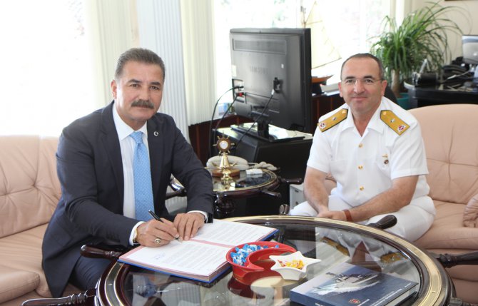 ba-kan-tuna-geminin-devir-teslim-imzas-n--akdeniz-bolge-ve-garnizon-komutan--tu-amiral-nejat-atilla-demirhan-ile-imzalad-.jpg
