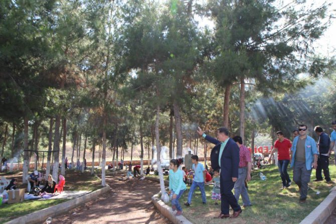 ba-kan-tuna-genclik-merkezinde-piknik-yapan-vatanda-larla-sohbet-etti-(1).jpg
