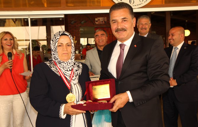 ba-kan-tuna-kurslara-kat-lar-ba-ar--gosteren-kursiyerlere-plaket-takdim-etti.jpg