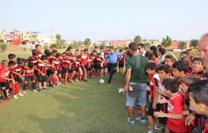 ba-kan-tuna-sporcularla-futbol-oynad-.jpg