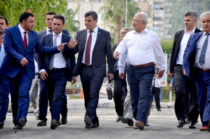 baskan-kocamaz-anamurda-asfalt-calismalarini-yerinde-inceledi-(1).jpg