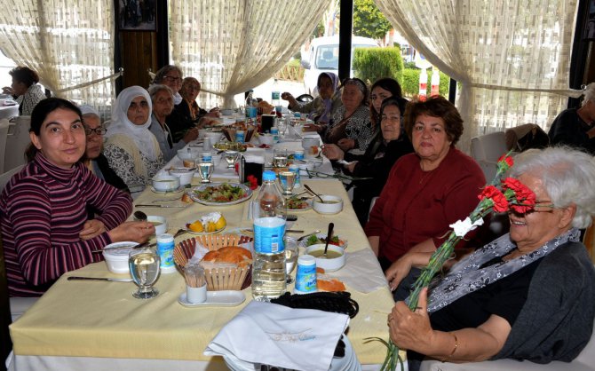 baskan-kocamaz-yaslilarla-yemekte-bulustu-(5).jpg