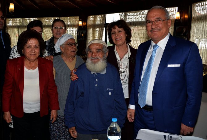 baskan-kocamaz-yaslilarla-yemekte-bulustu-(6).jpg