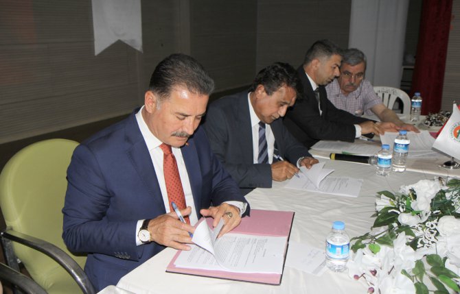 baskan-tuna-ve-sendika-baskani-sonmez-toplu-is-sozlesmesini-akit-altina-aldi-1.jpg
