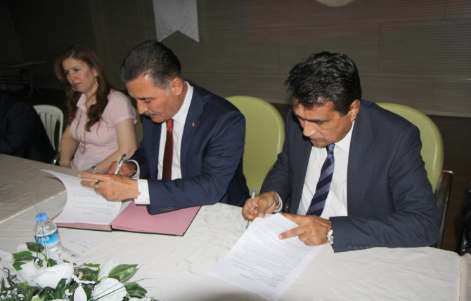 baskan-tuna-ve-sendika-baskani-sonmez-toplu-is-sozlesmesini-akit-altina-aldi-2.jpg
