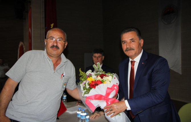 belediye-personeli-baskan-tuna-cicek-takdim-ederek-tesekkur-etti.jpg