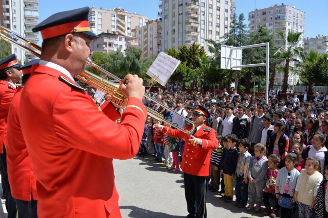 buyuksehir-bandosu-ogrencilerle-bulustu-(2).jpg
