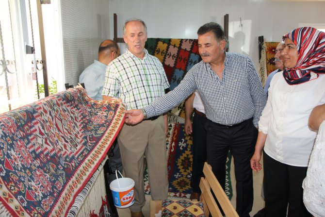 kilim-dokuma-kursiyerleri-sertifikalar-n--ald--(3).jpg