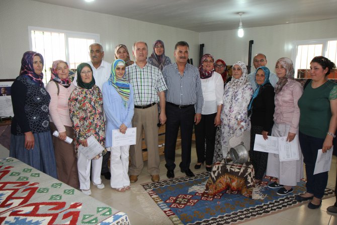kilim-dokuma-kursiyerleri-sertifikalar-n--ald--(4).jpg