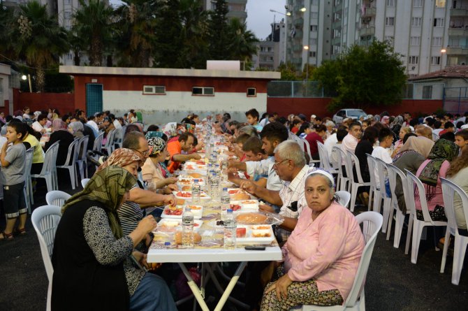 mers-nde-bereketl--sofralar-kuruluyor-(5).jpg