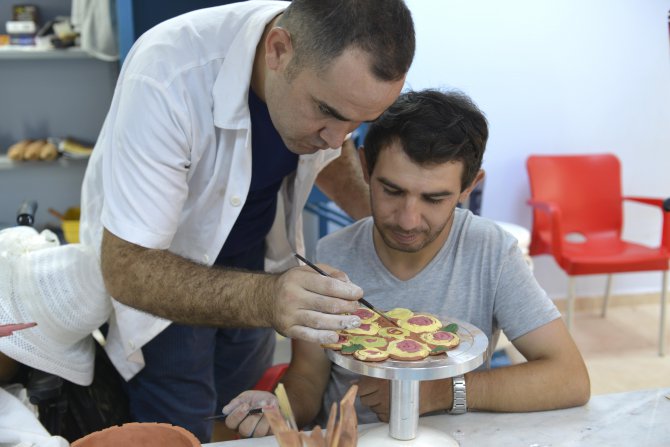 mersin-buyuksehir’den-engelli-vatandaslara-plastik-sanat-kursu-(3).jpg