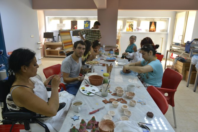 mersin-buyuksehir’den-engelli-vatandaslara-plastik-sanat-kursu-(6).jpg