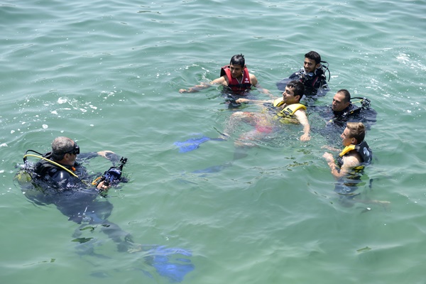 mersin-buyuksehir-havuzda-baslayan-projeyi-denize-tasidi-(8).jpg