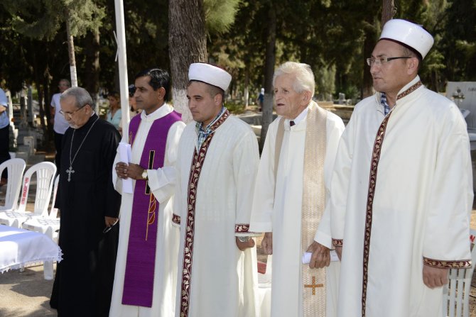 mersin-sehir-mezarligi’nda-dinler-bulusmasi-(4).jpg