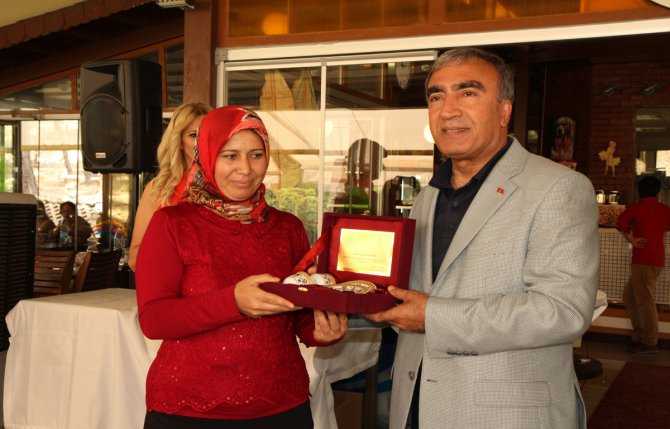 mhp-genel-b-k.yrd.oktay-ozturk-kursiyerlere-plaket-takdim-etti.jpg