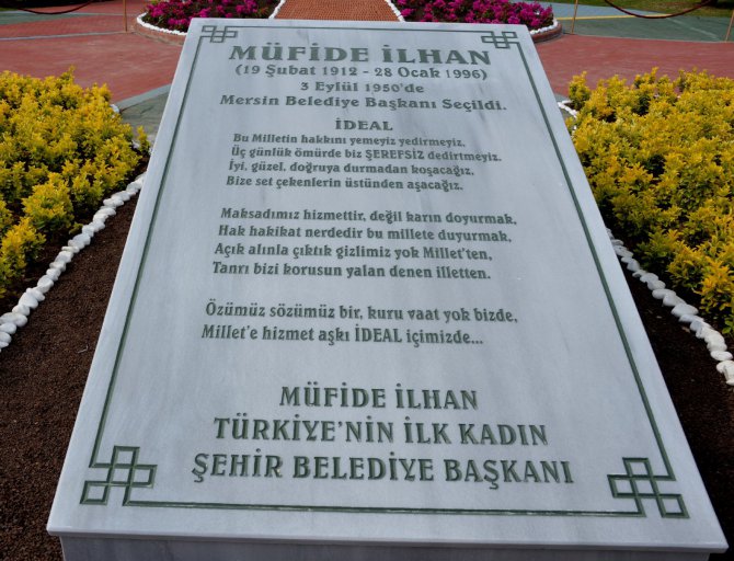 mufide-ilhan-heykeli-acildi-(4).jpg