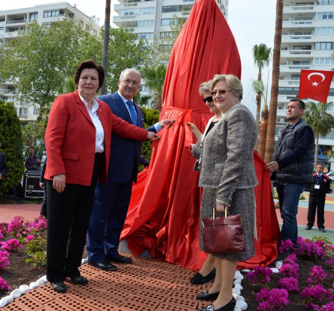 mufide-ilhan-heykeli-acildi-(5).jpg