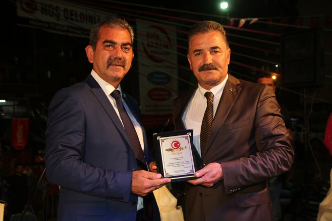 osmaniye-mah.muhtar--cengiz--ahpaz-ba-kan-tunaya-plaket-takdim-etti-(1).jpg
