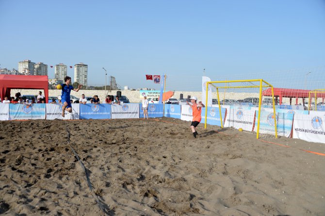 plaj-hentbolu-ve-plaj-futbolu-oduller--sah-pler-n--buldu-(2).jpg
