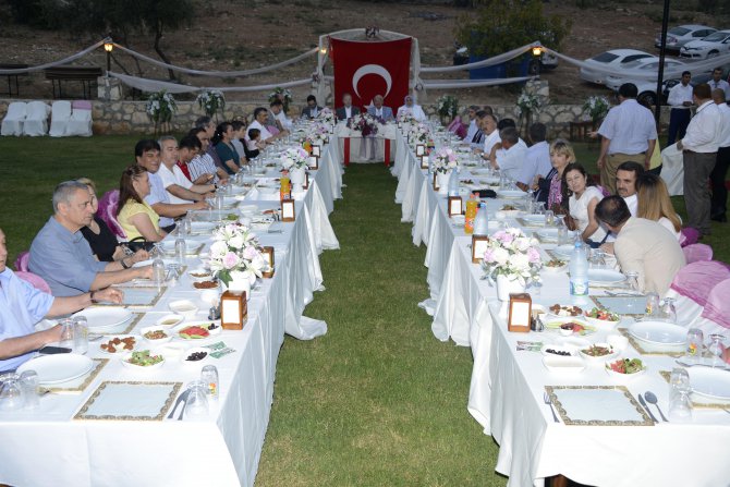 s-v-l-toplum-kurulu-lari--ftar-yeme--nde-bulu-tu-(2).jpg