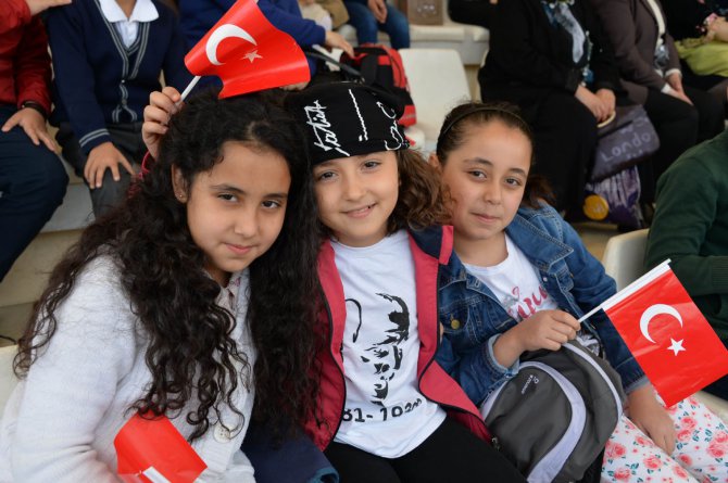 ulusal-egemenlik-bayrami-mersin’de-coskuyla-kutlandi-(14).jpg